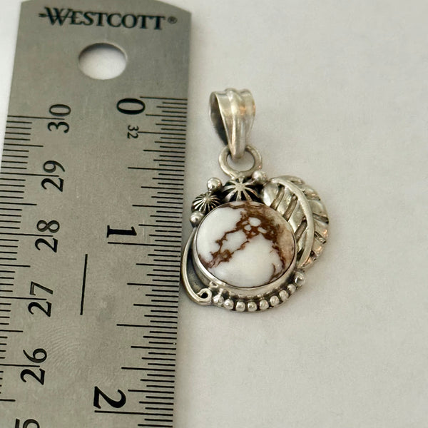 Southwestern Wild Horse Turquoise Necklace Round Shaped Leaf Motif Pendant New