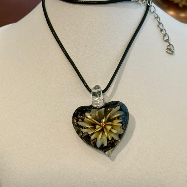 New Blown Glass Cream Floral Heart Necklace Womens Casual Boho Pendant