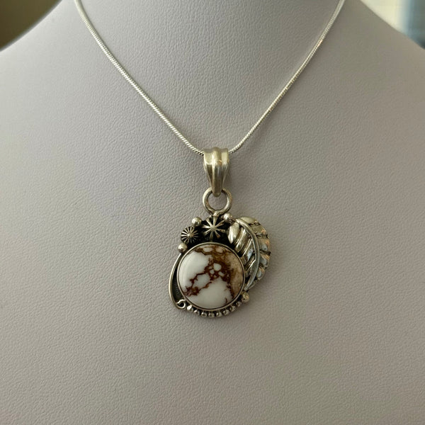 Southwestern Wild Horse Turquoise Necklace Round Shaped Leaf Motif Pendant New