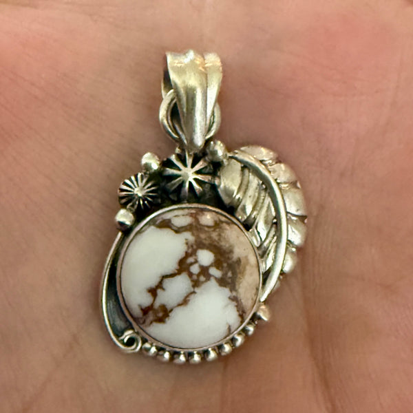 Southwestern Wild Horse Turquoise Necklace Round Shaped Leaf Motif Pendant New